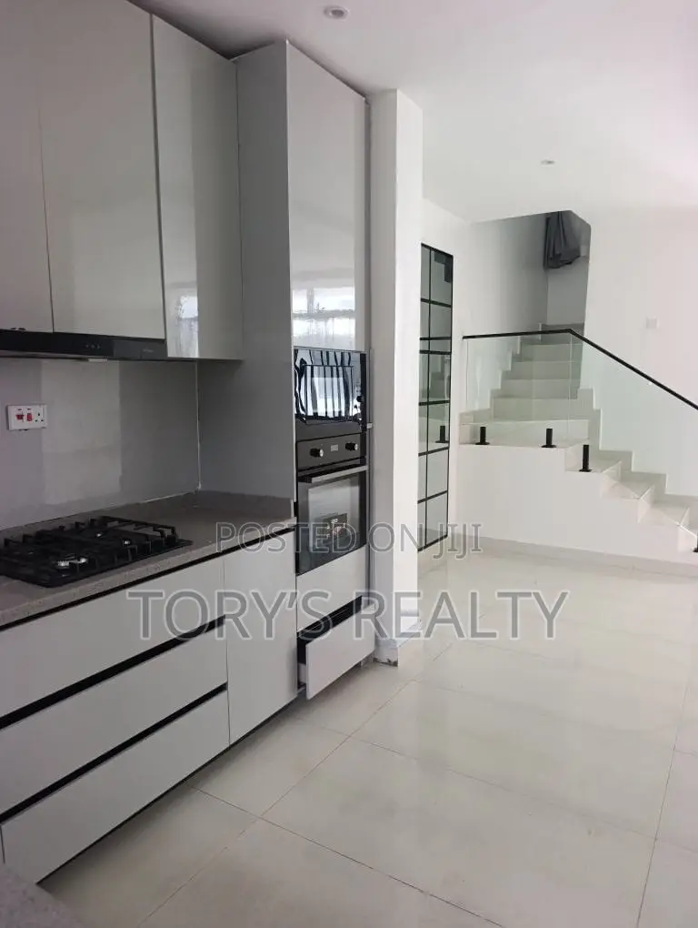 4bdrm Townhouse / Terrace in Lekki Phase 2 for rent