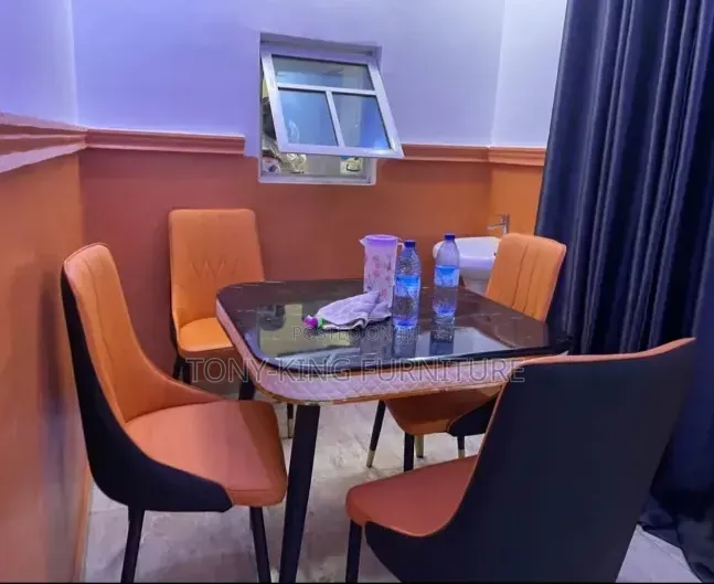 4-Seater Luxury Dining Set Featuring a Black Marble Top With Metal Leg