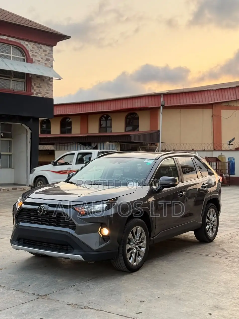 Toyota RAV4 XLE FWD 2020 Gray