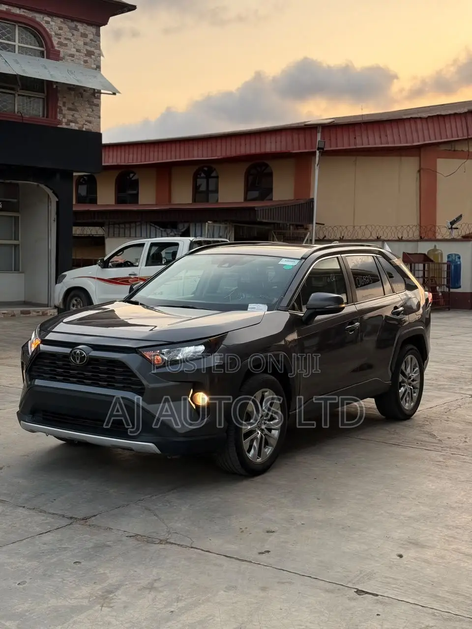 Toyota RAV4 XLE FWD 2020 Gray