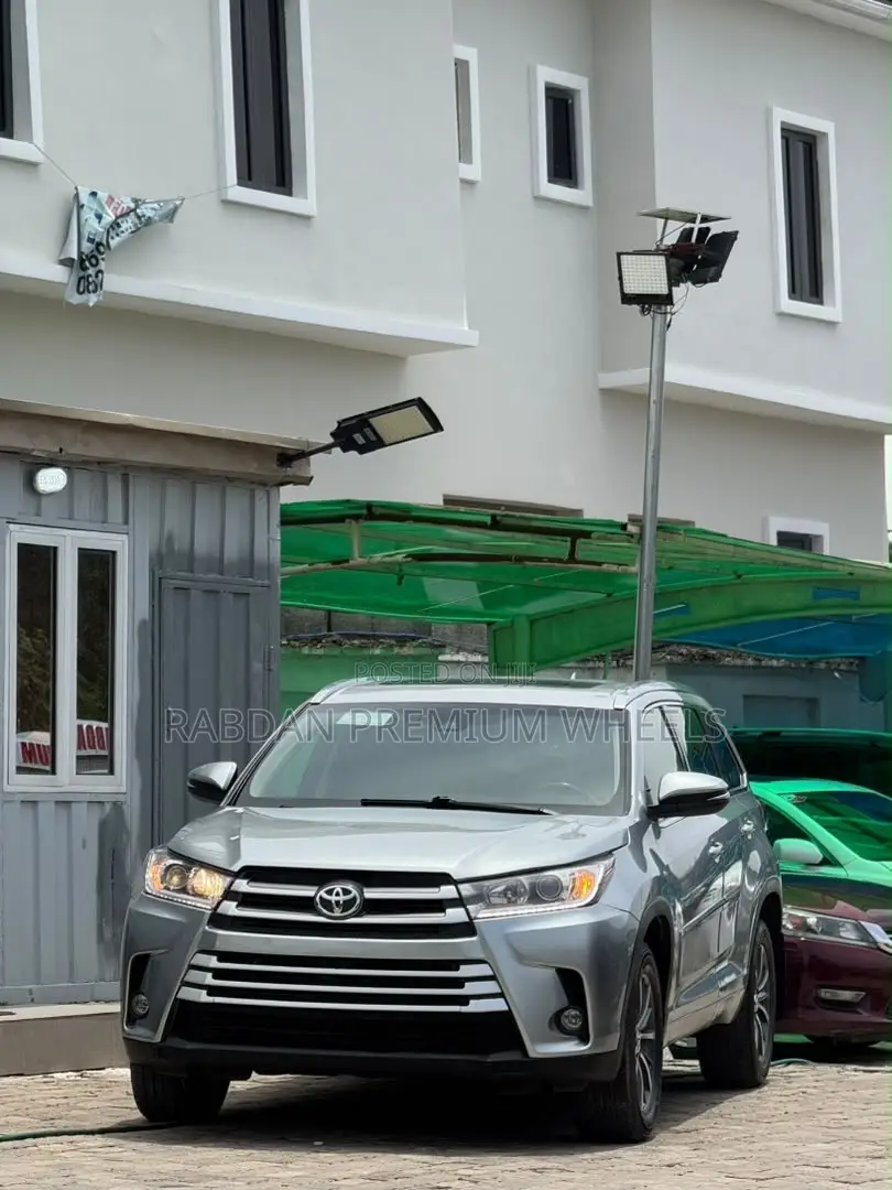 Toyota Highlander XLE 4x4 V6 (3.5L 6cyl 8A) 2018 Silver