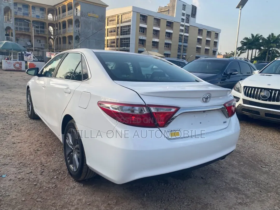 Toyota Camry SE w/Special Edition Pkg (2.5L 4cyl 6A) 2016 White
