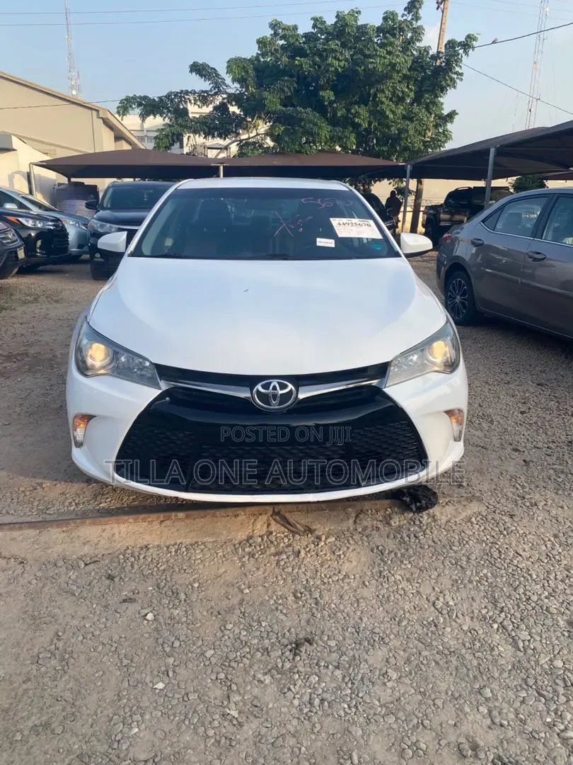 Toyota Camry SE w/Special Edition Pkg (2.5L 4cyl 6A) 2016 White