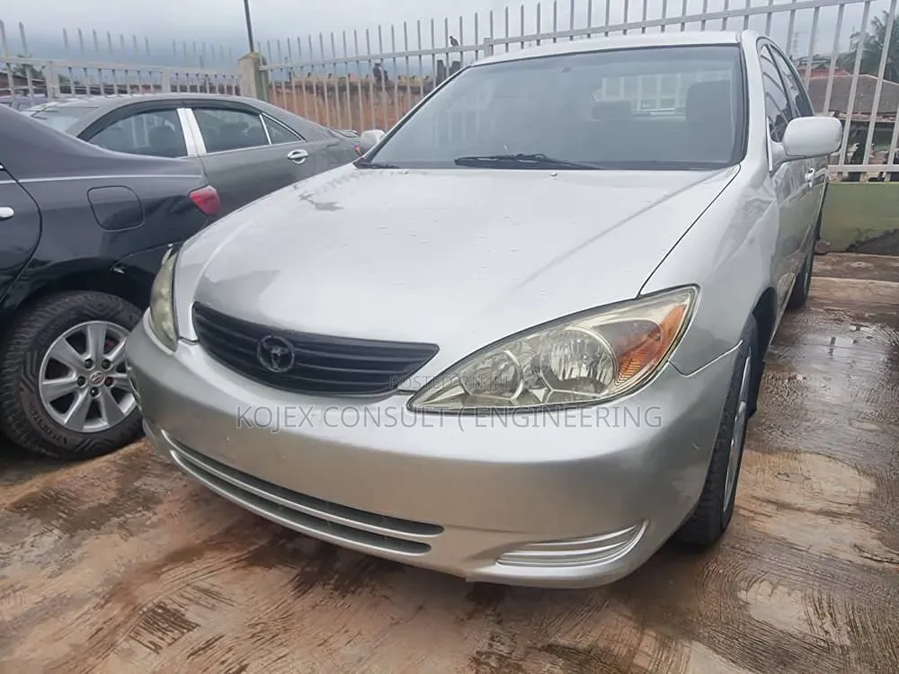 Toyota Camry LE 4dr Sedan (2.4L 4cyl 5A) 2005 Silver