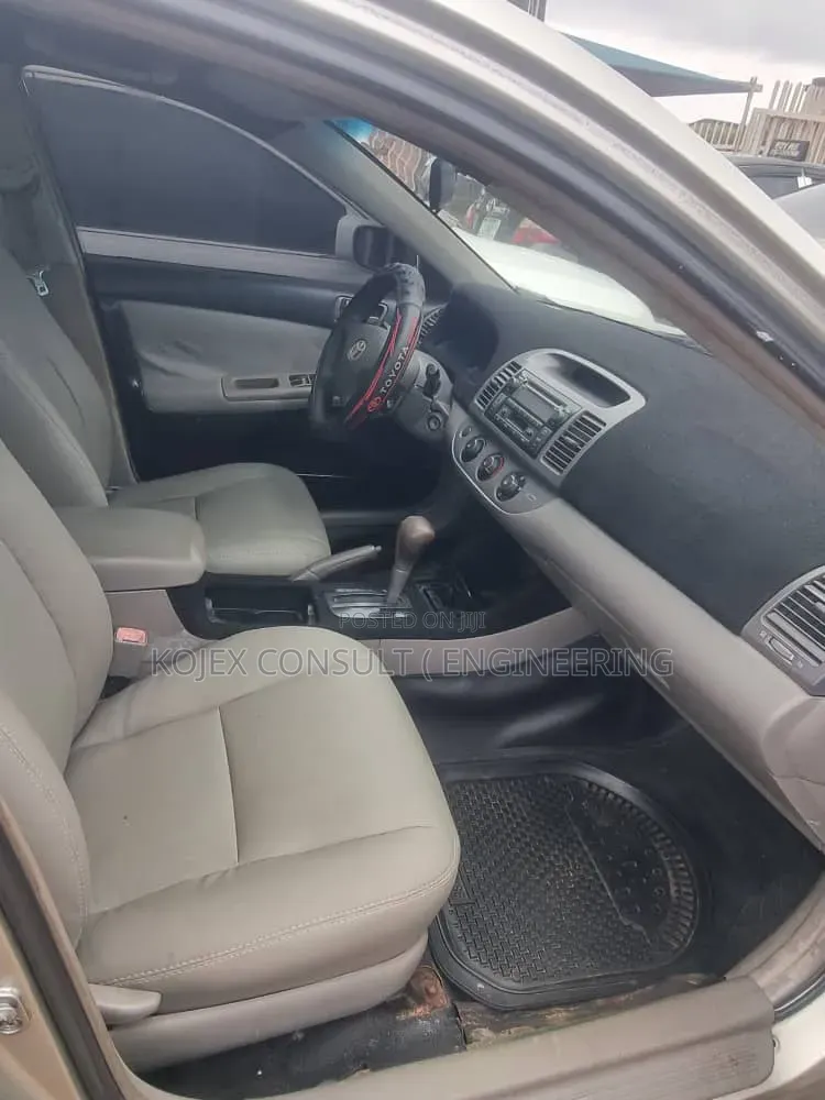 Toyota Camry LE 4dr Sedan (2.4L 4cyl 5A) 2005 Silver
