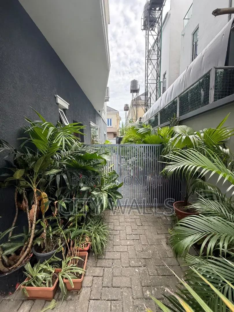 3bdrm Block of Flats in Oral Estate, Lekki Phase 1 for rent