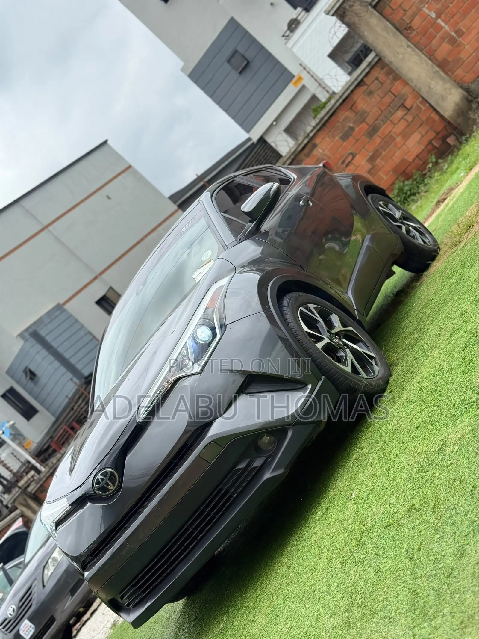 Toyota C-HR XLE FWD Sport Utility (2.0L 4cyl 2AM) 2018 Gray