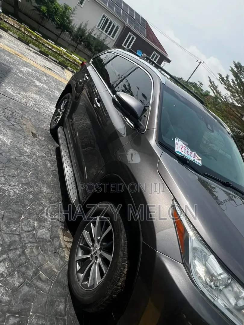 Toyota Highlander XLE 2019 Gray