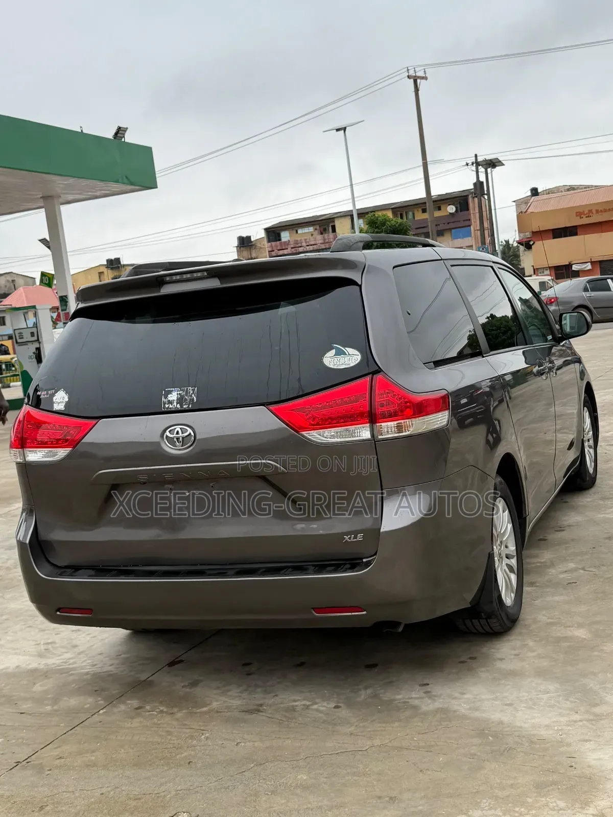 Toyota Sienna XLE Premium 7-Passenger 4dr Minivan AWD (3.5L 6cyl 6A)