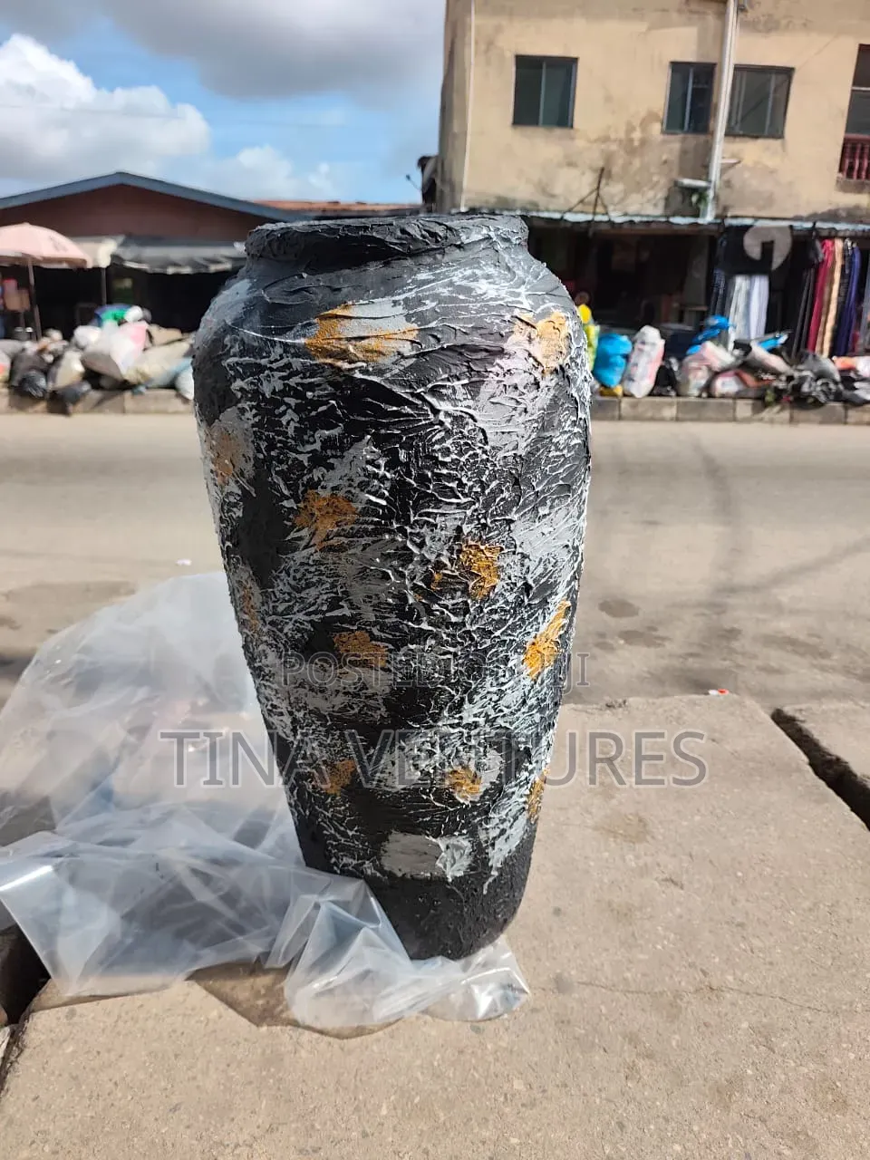 Flower Vase. High Quality. Available in Fibre and Concrete.