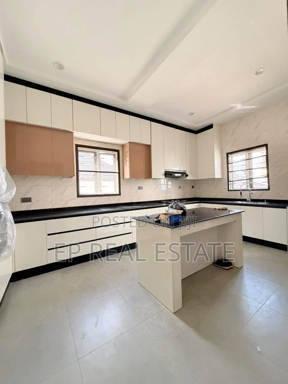 5bdrm Duplex in Dakwo District for sale