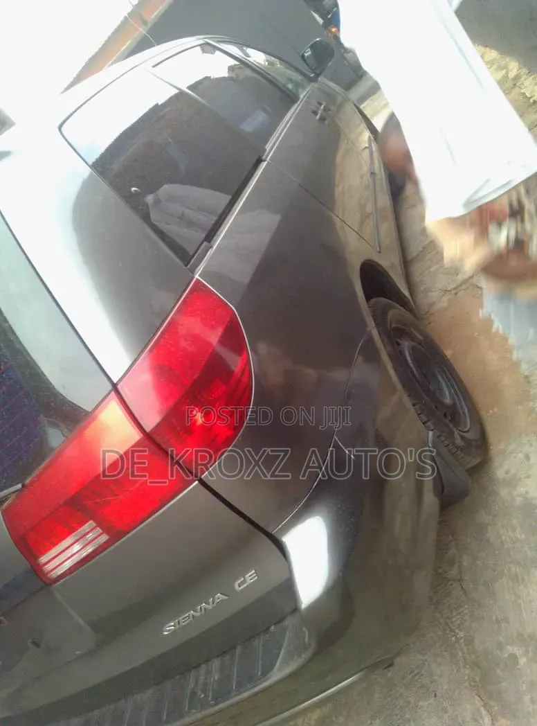Toyota Sienna CE FWD (3.3L V6 5A) 2004 Gray