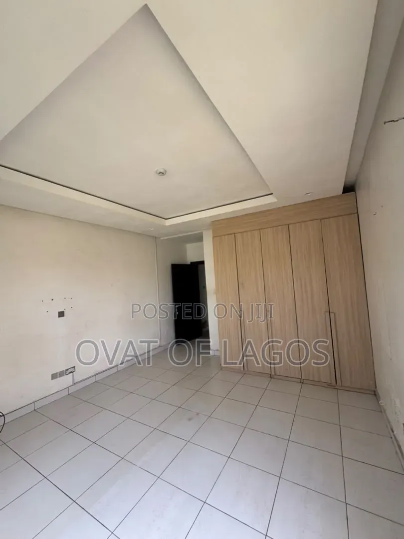 3bdrm Apartment in Osapa london for rent