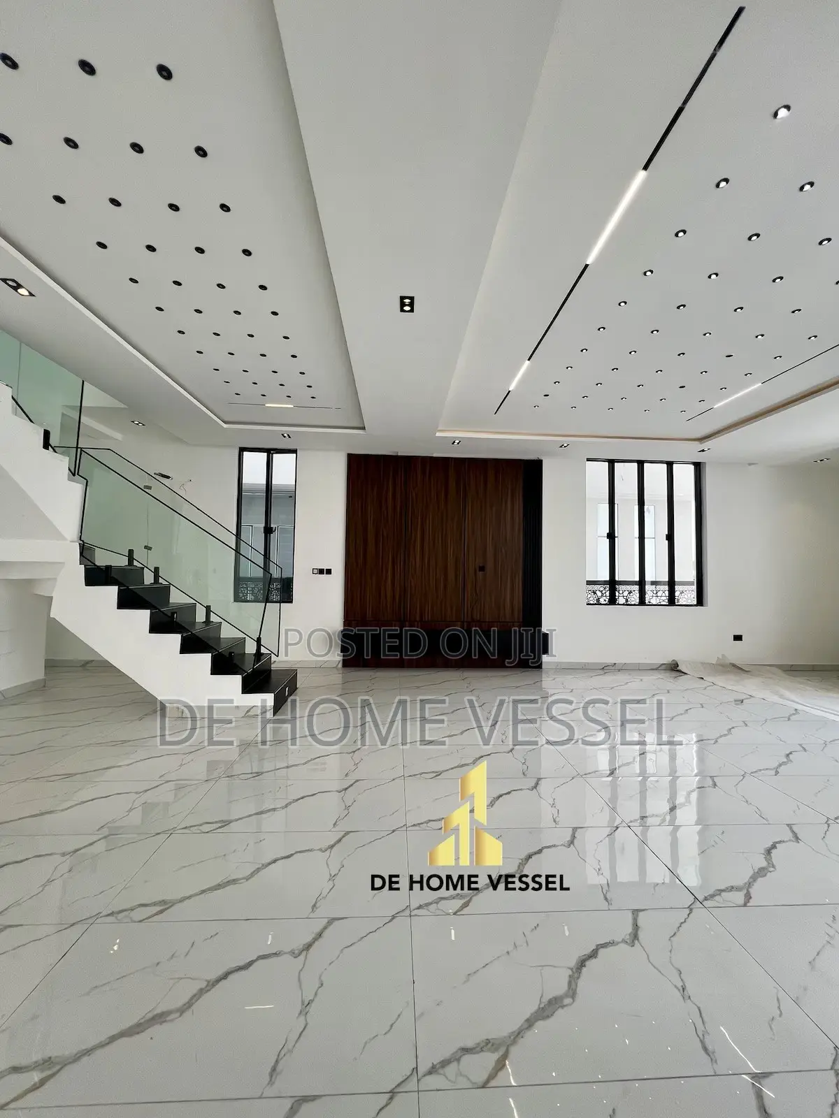 5bdrm Duplex in Chevron for sale