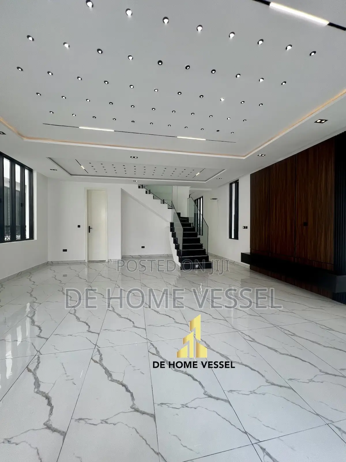 5bdrm Duplex in Chevron for sale