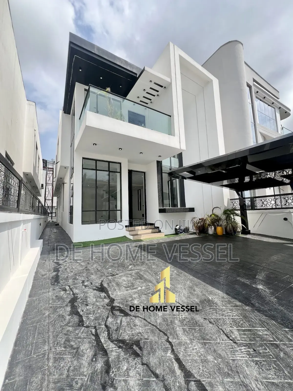 5bdrm Duplex in Chevron for sale