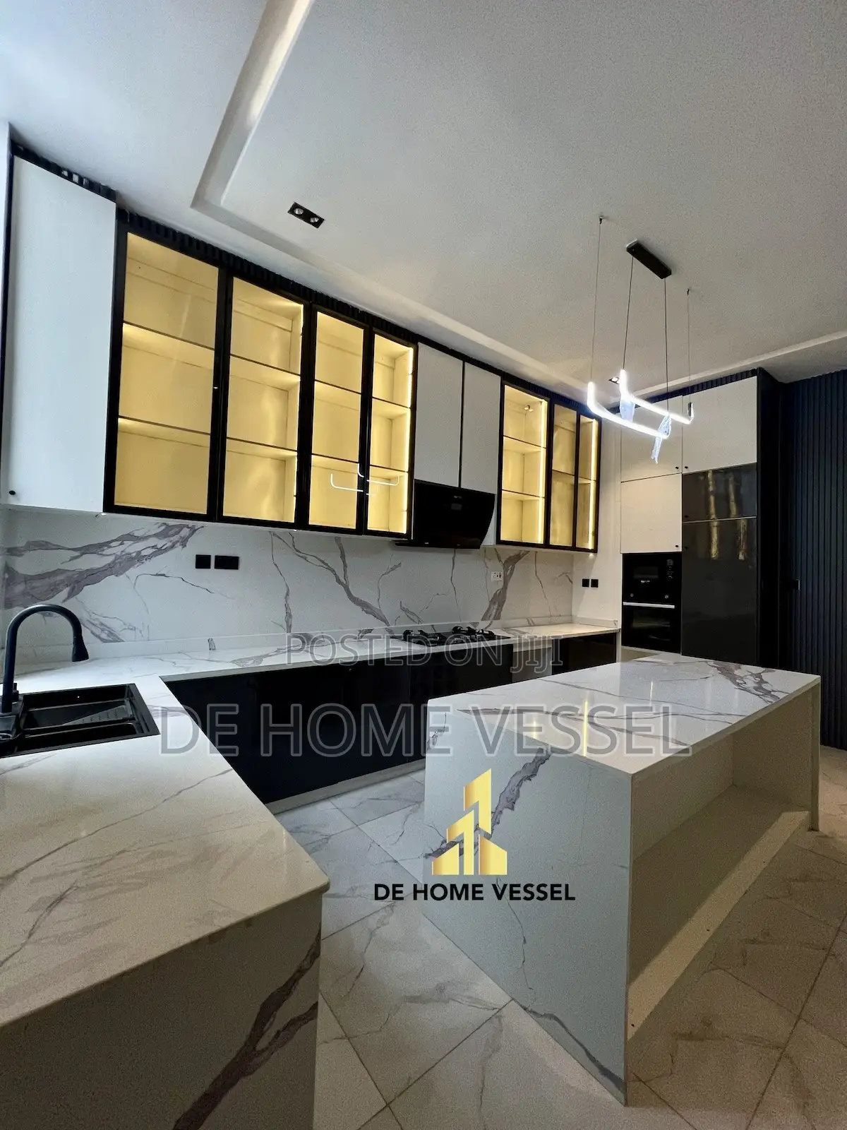5bdrm Duplex in Chevron for sale