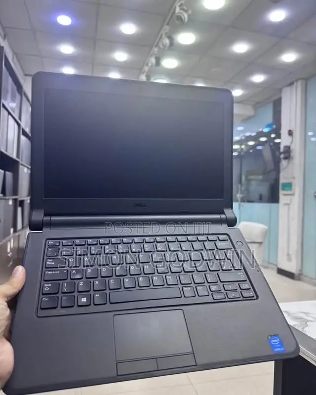 Laptop Dell Latitude 3350 4GB Intel Core i3 HDD+SSD 320GB