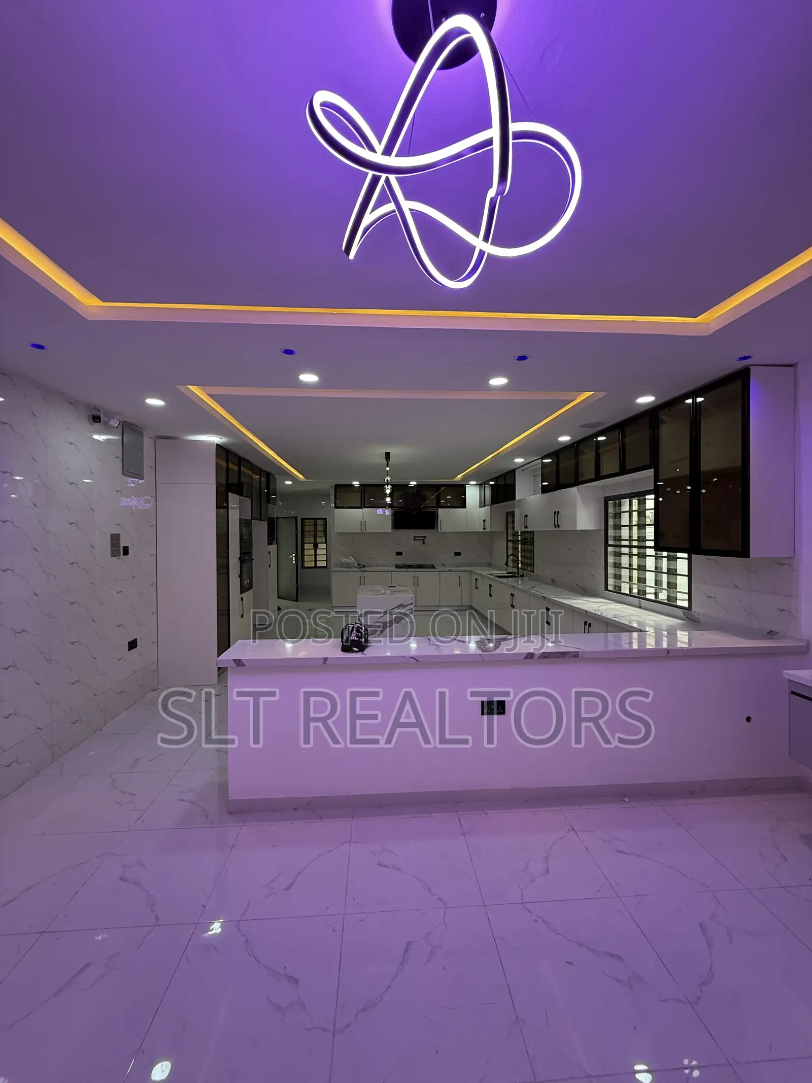 5bdrm Duplex in Oluyole Estate for sale