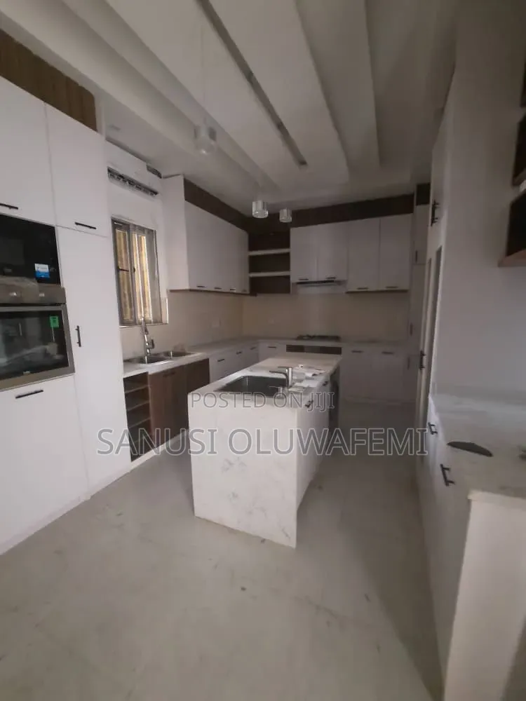 3bdrm Block of Flats in Ikeja GRA for rent