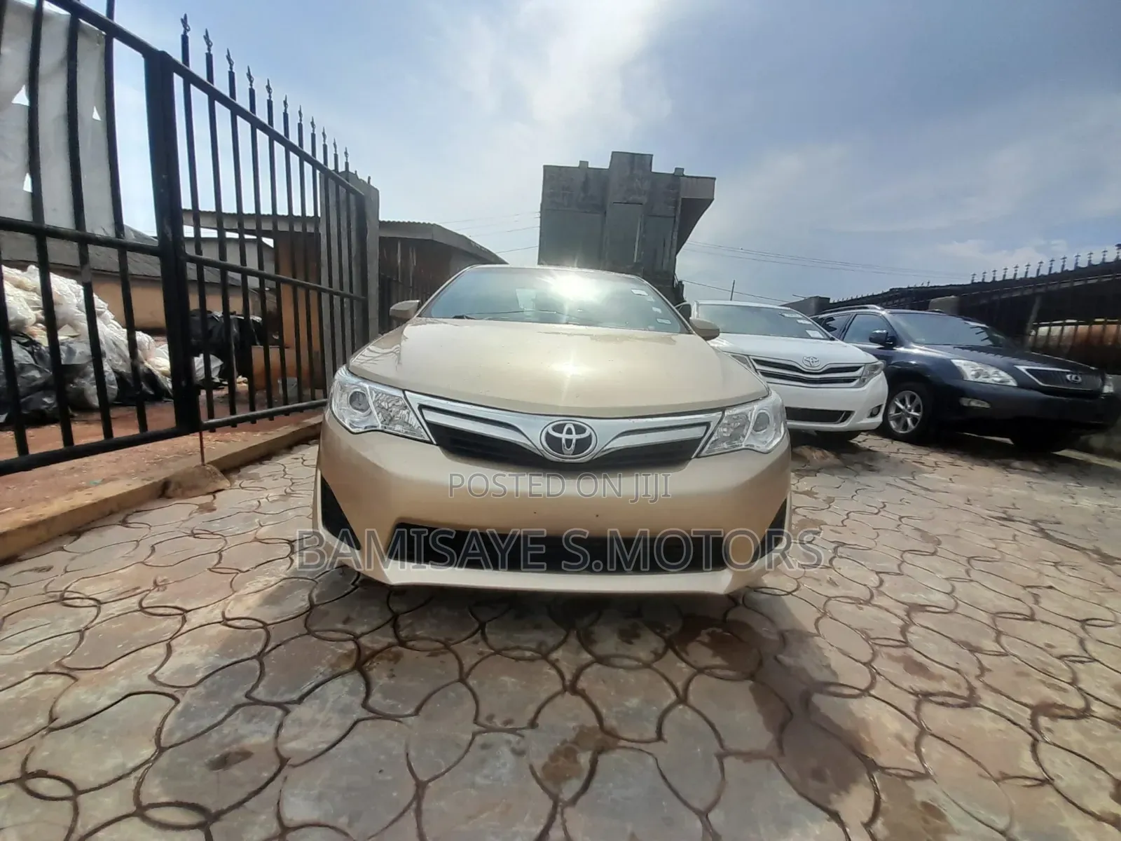 Toyota Camry LE 4dr Sedan (2.5L 4cyl 6A) 2012 Gold