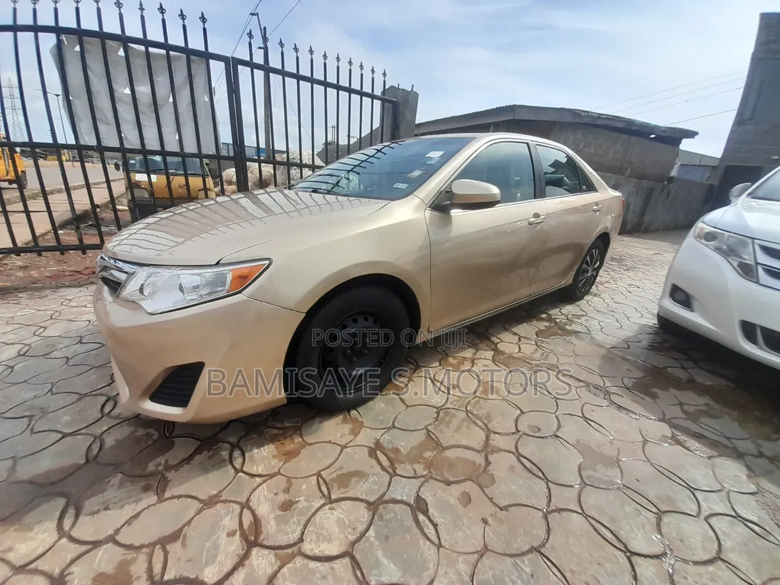 Toyota Camry LE 4dr Sedan (2.5L 4cyl 6A) 2012 Gold