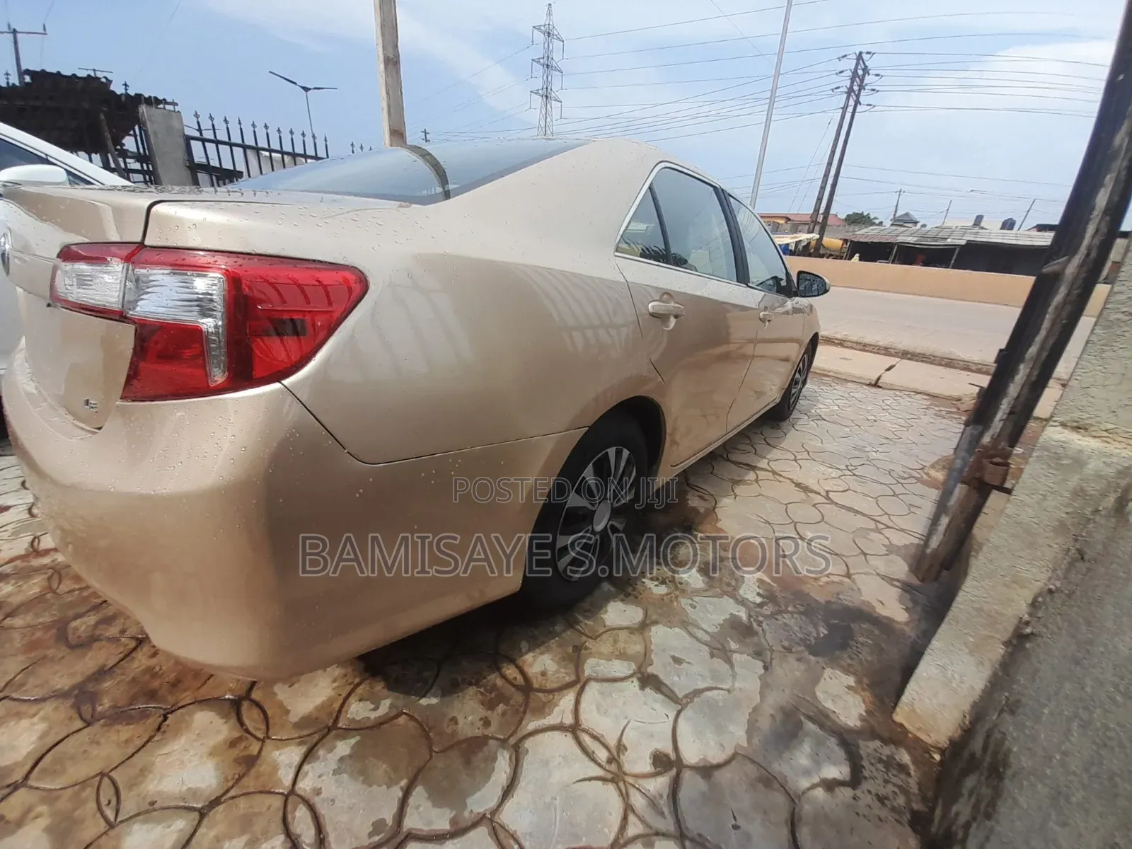 Toyota Camry LE 4dr Sedan (2.5L 4cyl 6A) 2012 Gold