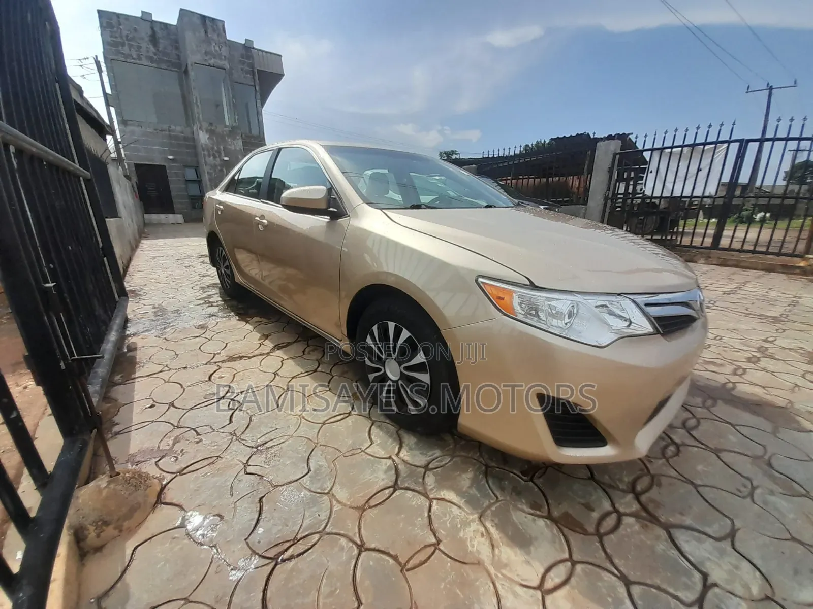 Toyota Camry LE 4dr Sedan (2.5L 4cyl 6A) 2012 Gold