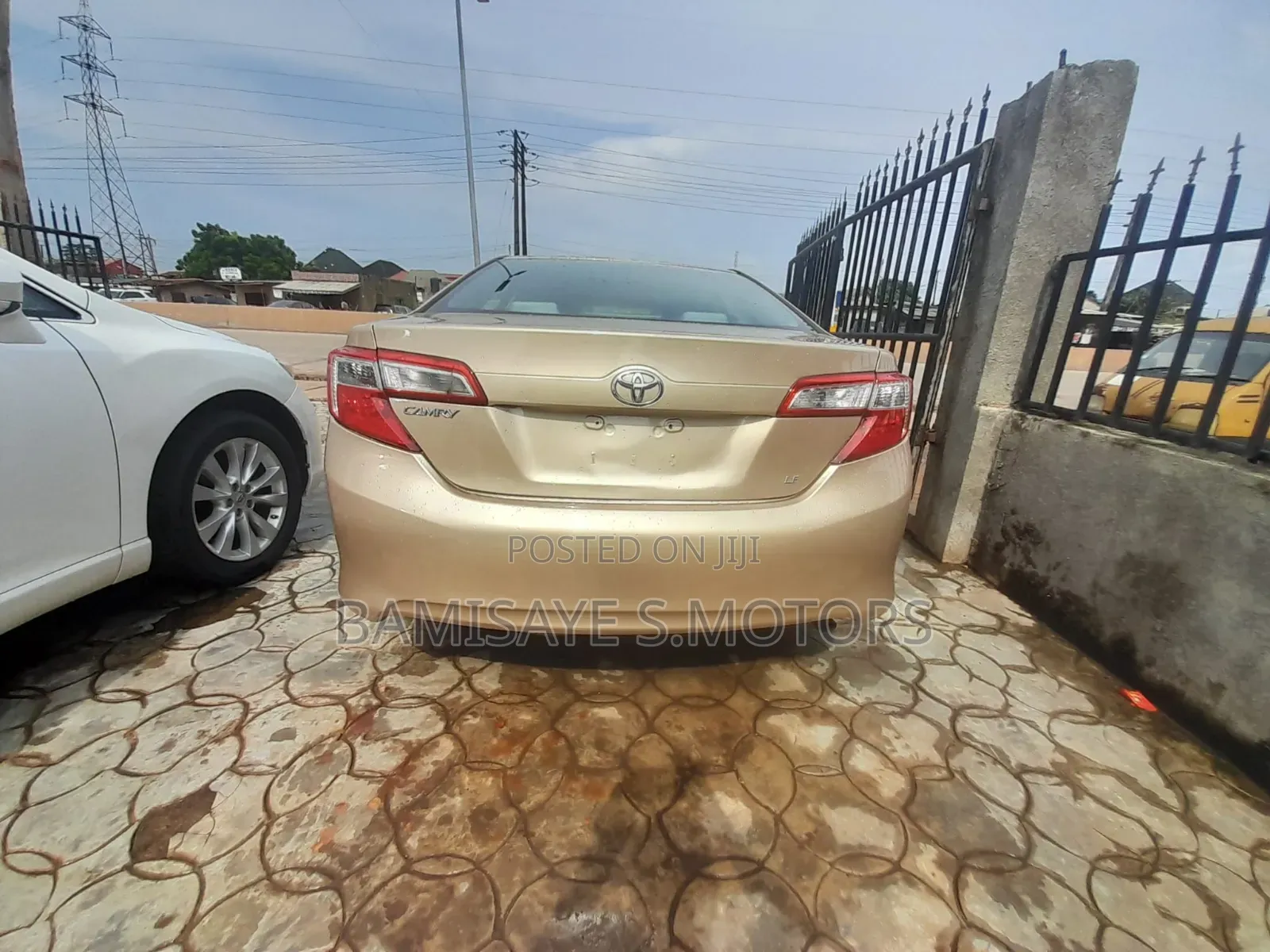 Toyota Camry LE 4dr Sedan (2.5L 4cyl 6A) 2012 Gold
