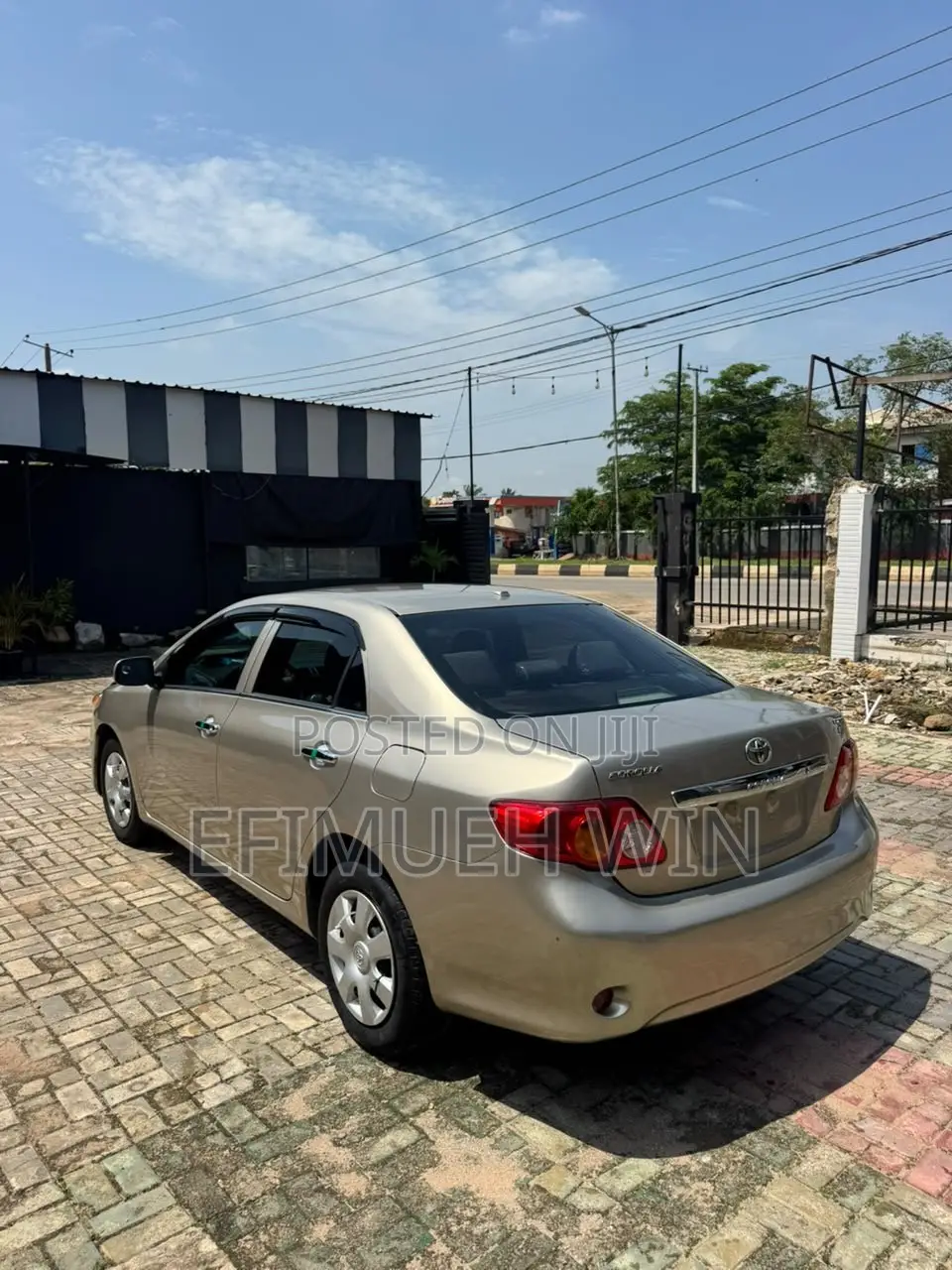 Toyota Corolla LE 4dr Sedan (1.8L 4cyl 4A) 2010 Gold