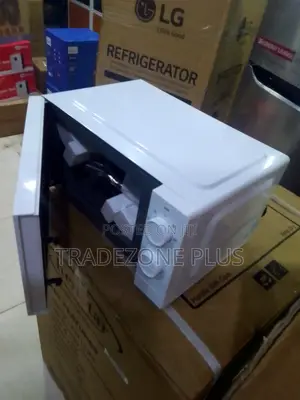 Hisense Compact 700W Microwave for Convenient Cooking