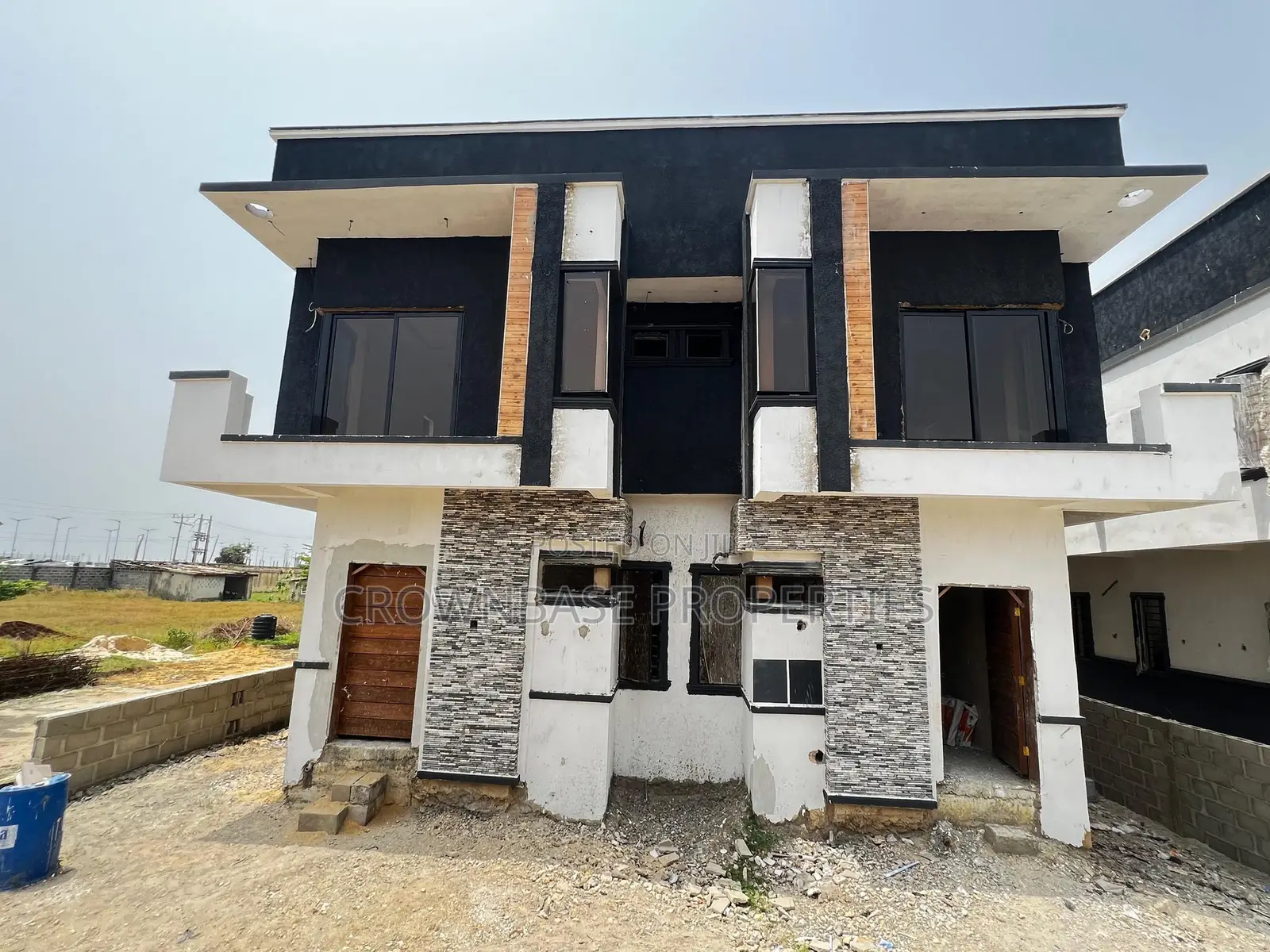 3bdrm Duplex in Chevron for sale