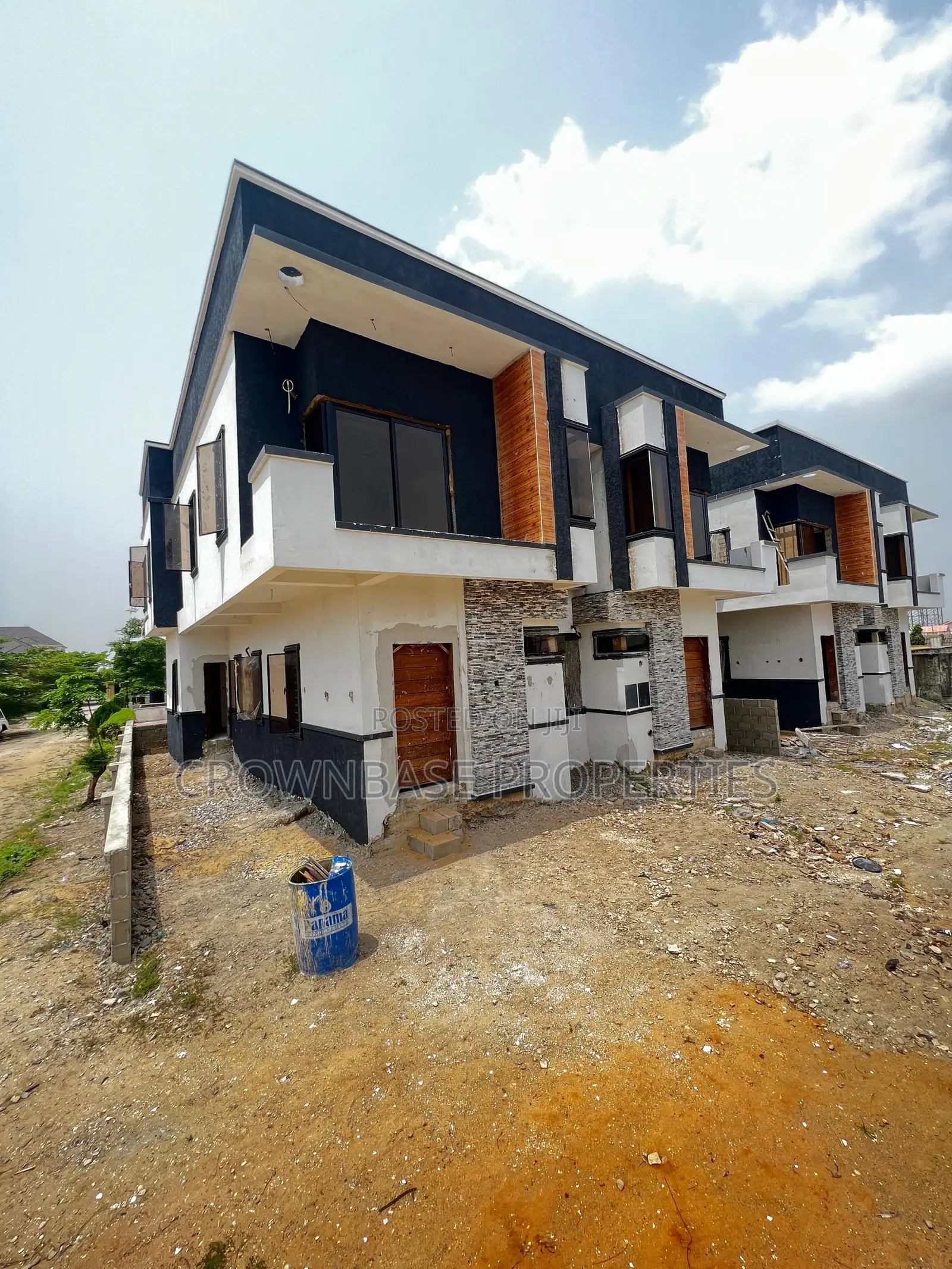 3bdrm Duplex in Chevron for sale
