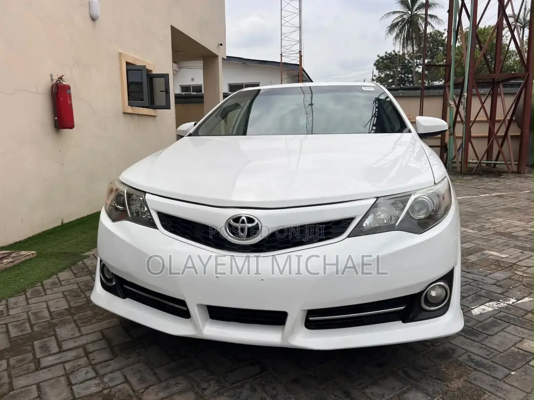 Toyota Camry SE V6 4dr Sedan (3.5L 6cyl 6A) 2012 White