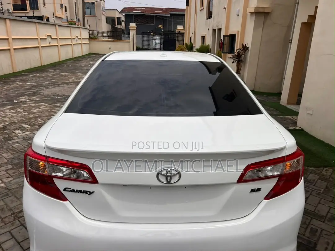 Toyota Camry SE V6 4dr Sedan (3.5L 6cyl 6A) 2012 White