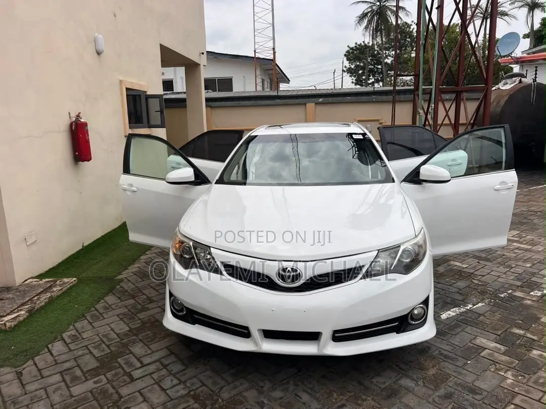 Toyota Camry SE V6 4dr Sedan (3.5L 6cyl 6A) 2012 White