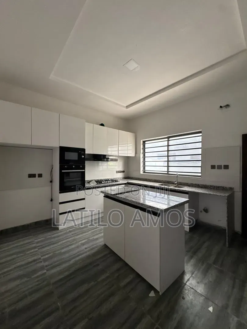 4bdrm Duplex in Lekki Phase 2 for sale