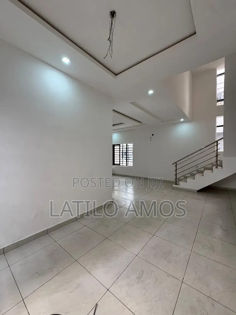 4bdrm Duplex in Lekki Phase 2 for sale