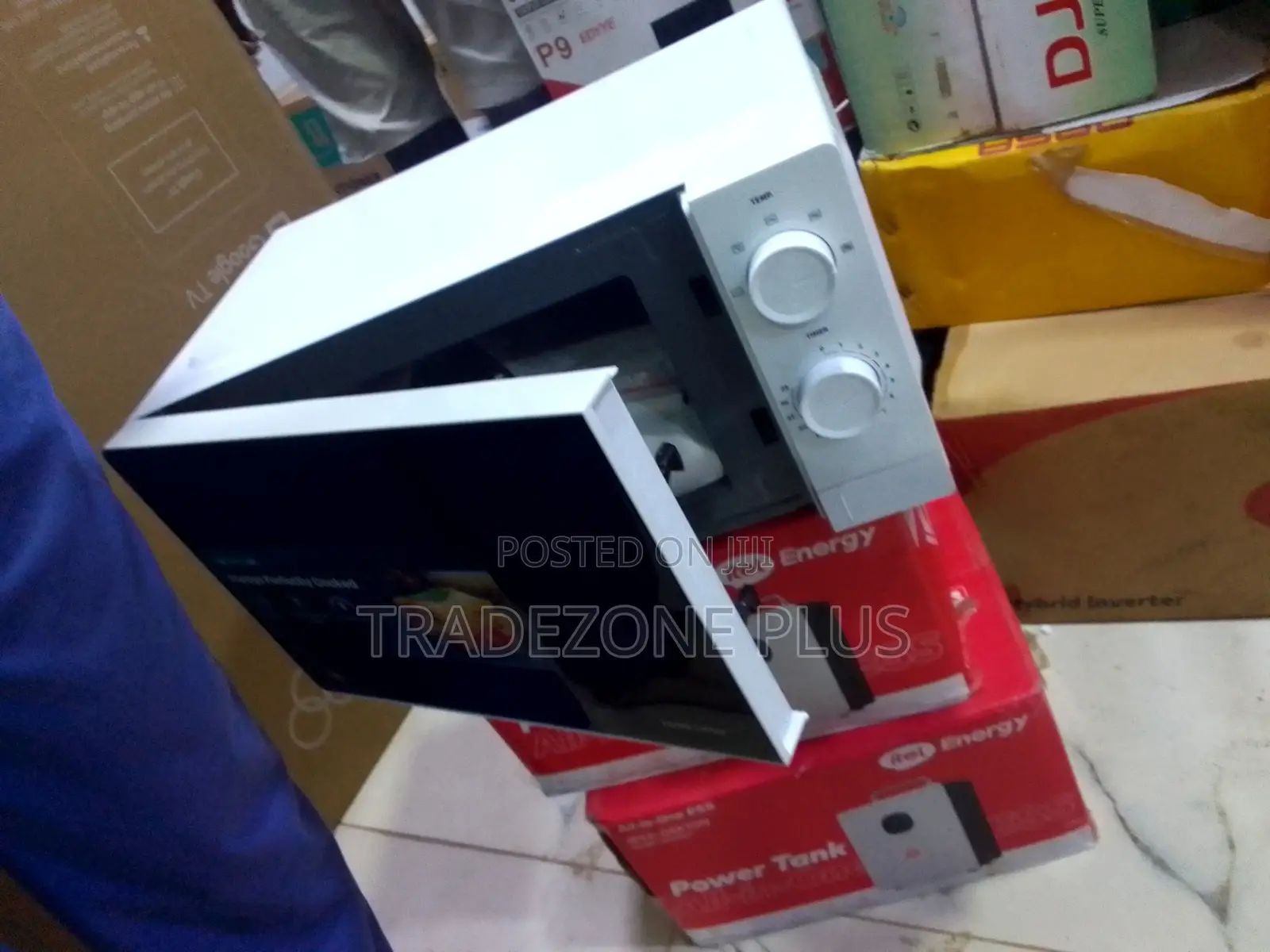 Hisense Microwave Oven for Quick Snacks and Leftovers