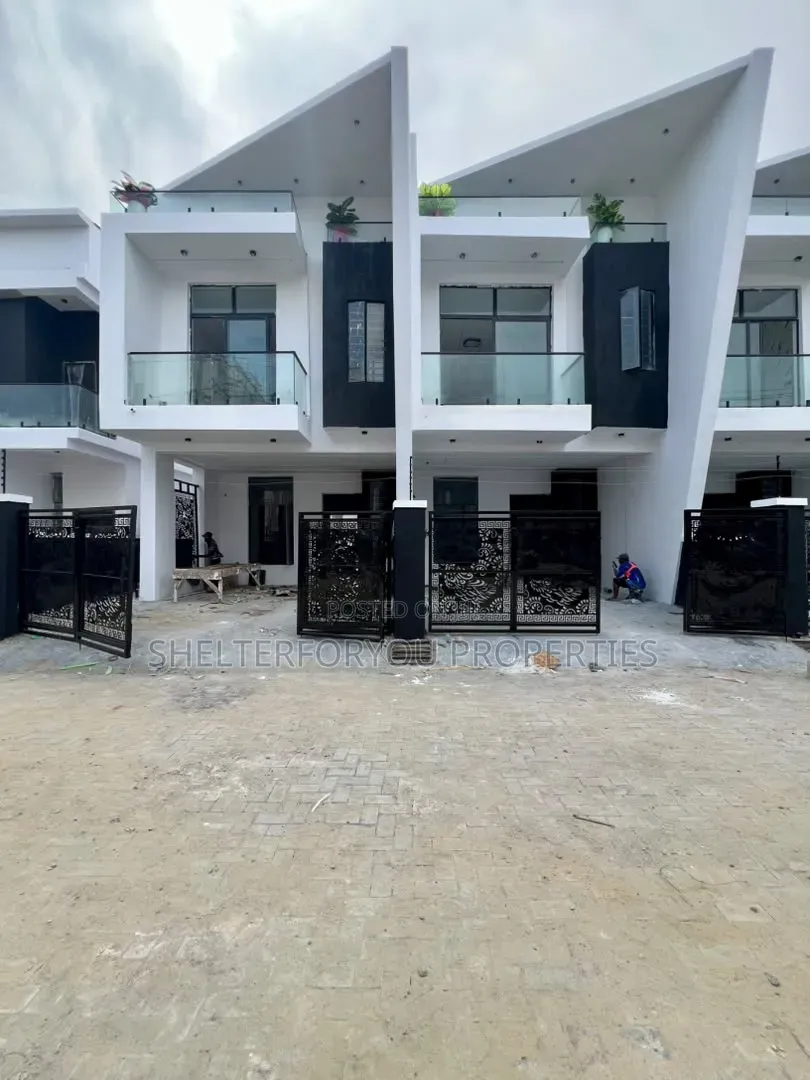 3bdrm Duplex in Ikota for sale
