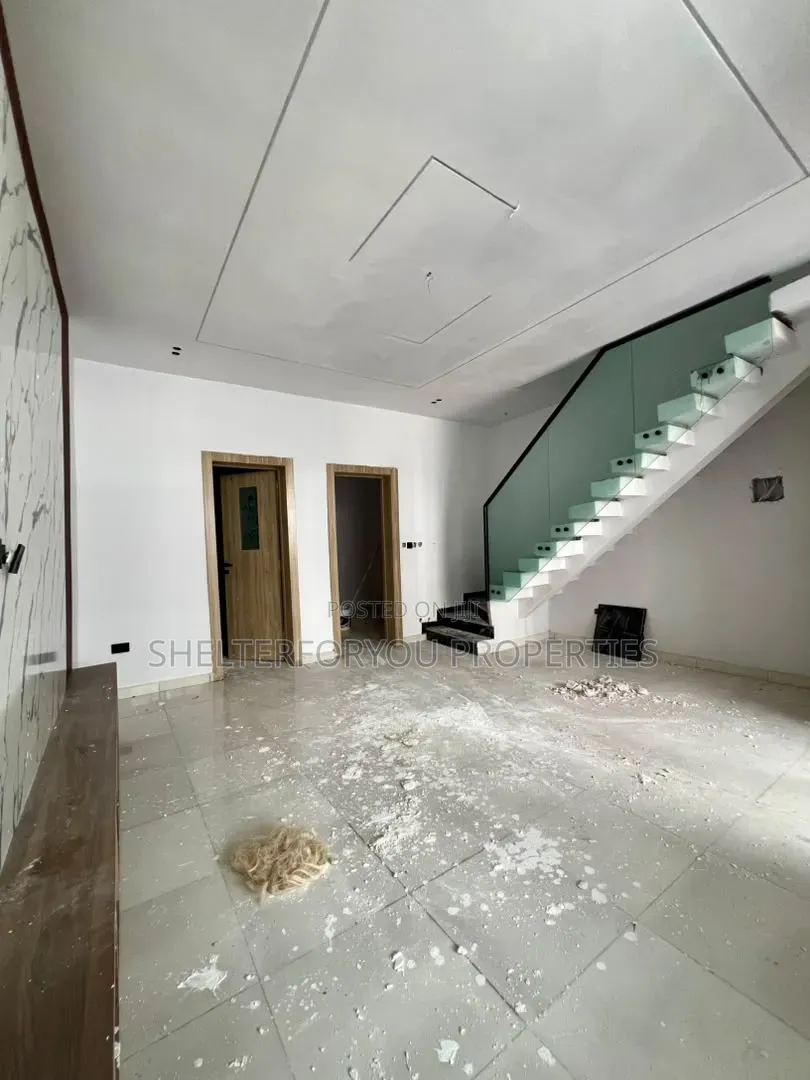 3bdrm Duplex in Ikota for sale