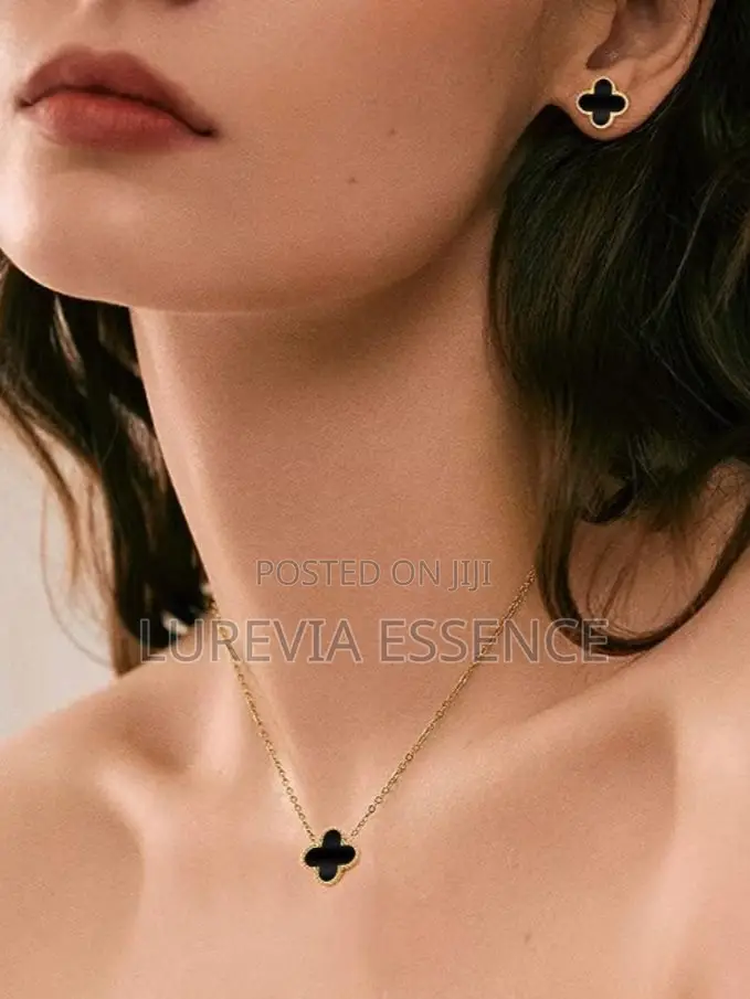 Women’s Pendant Clover Necklace & Earrings