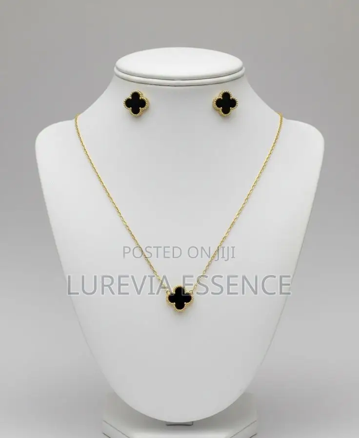 Women’s Pendant Clover Necklace & Earrings