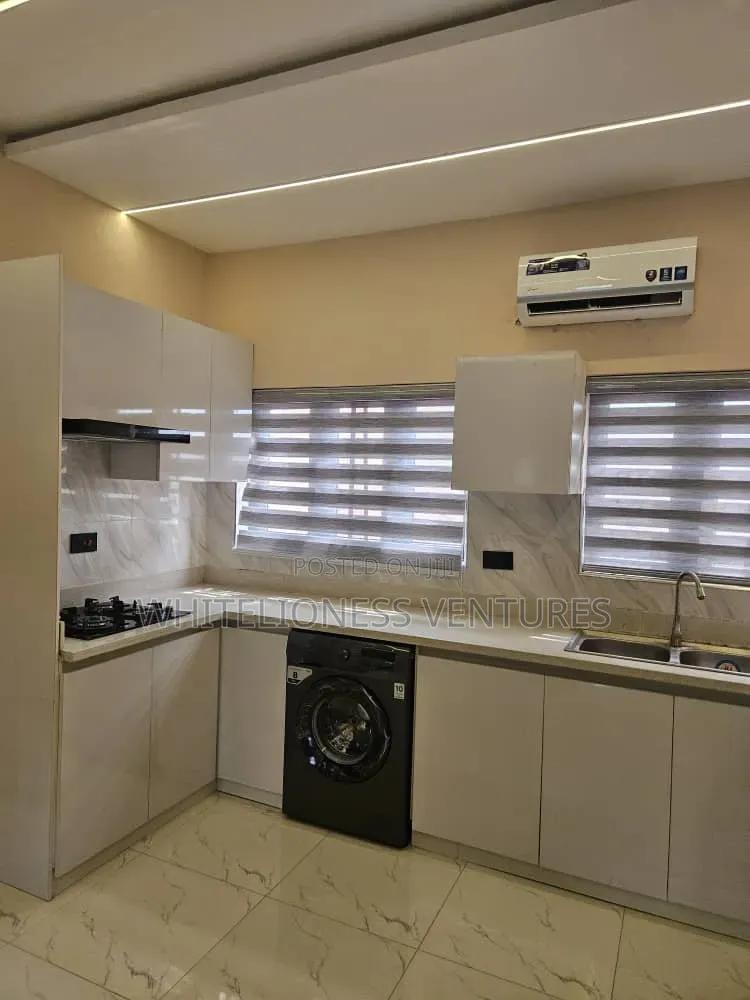 Furnished 2bdrm Block of Flats in Lekki Phase 1 for rent
