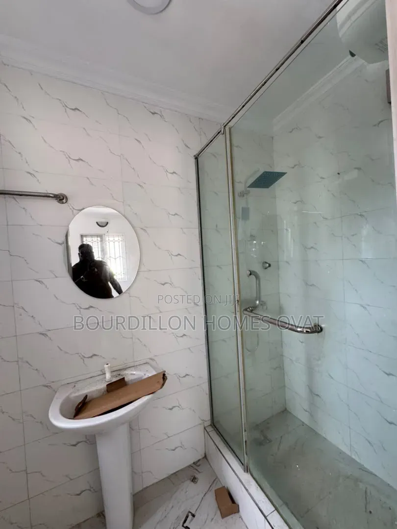 3bdrm Apartment in Osapa Lekki Lagos for rent