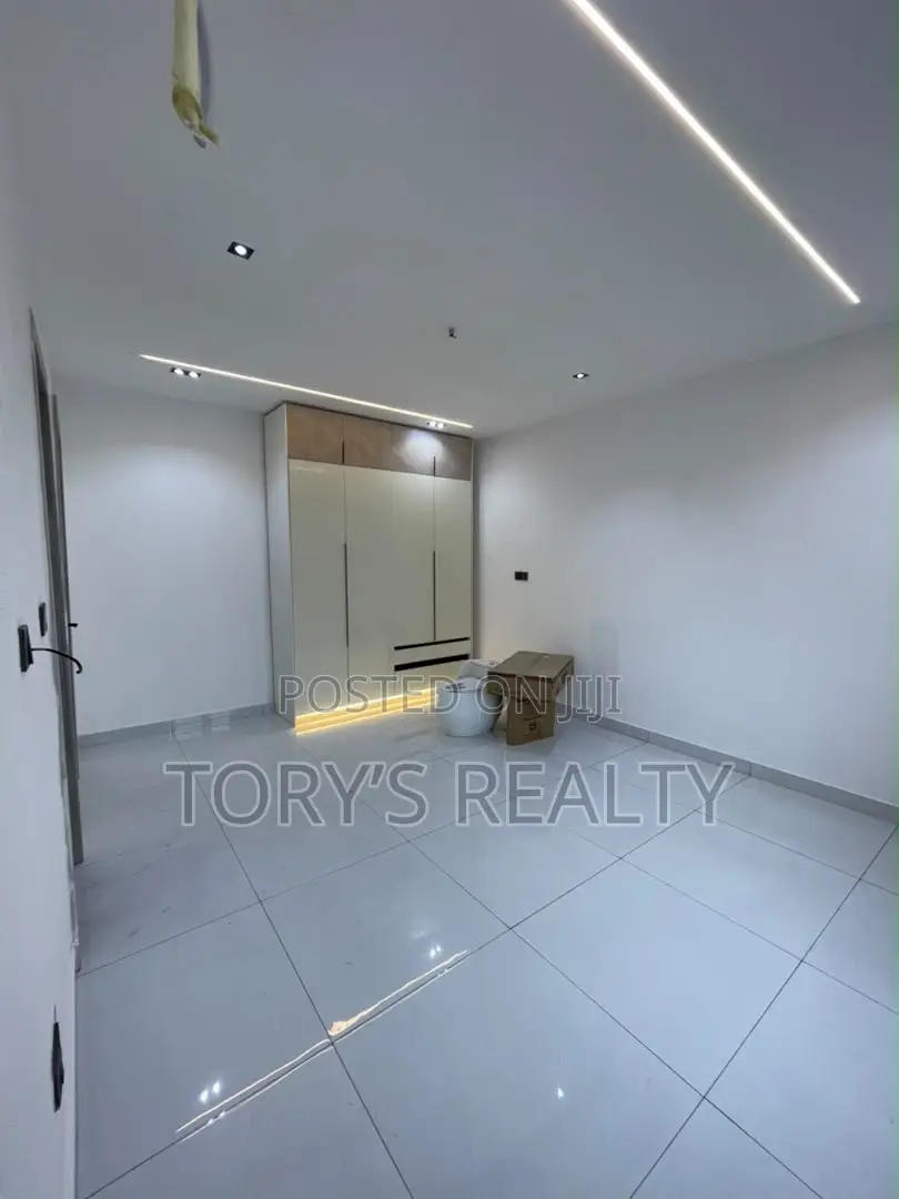 3bdrm Apartment in Lekki Phase 1 for sale