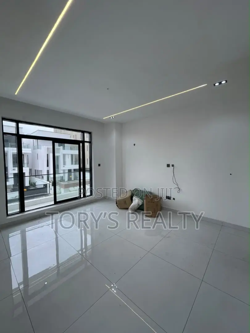 3bdrm Apartment in Lekki Phase 1 for sale