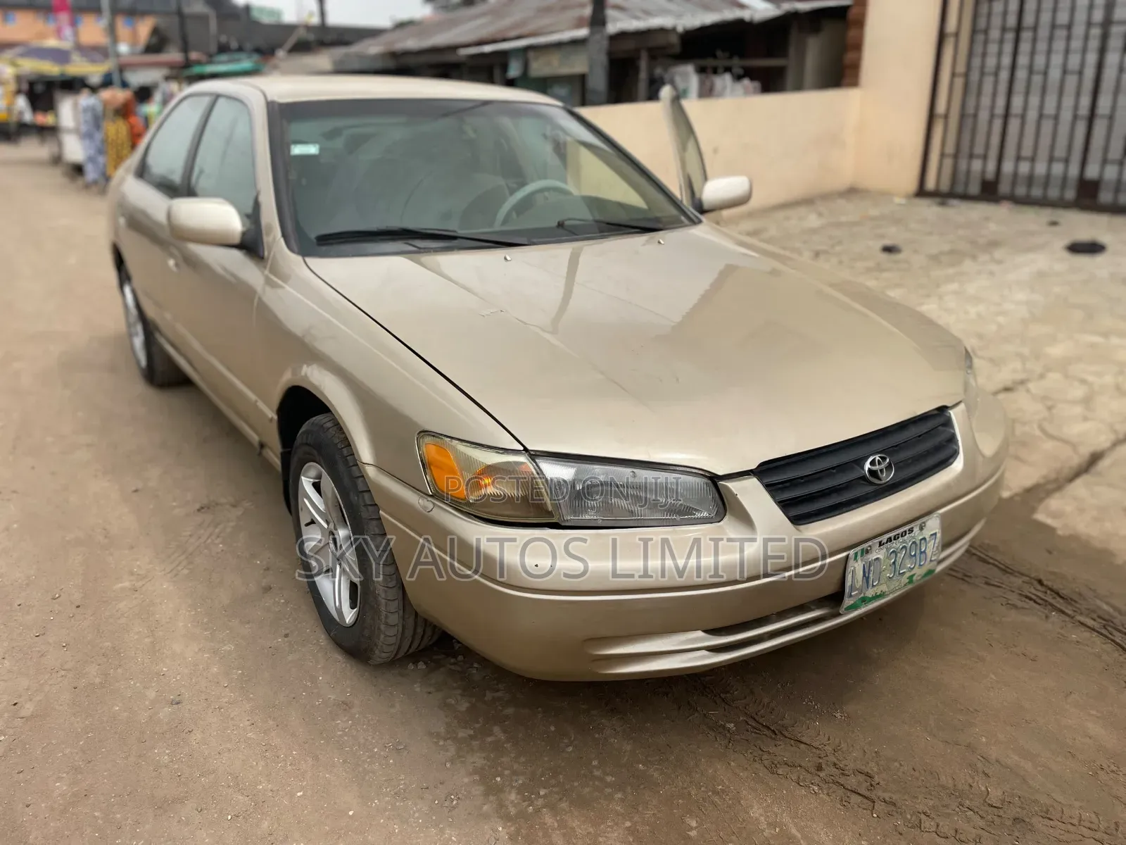 Toyota Camry LE 4dr Sedan (2.2L 4cyl 4A) 2001 Gold