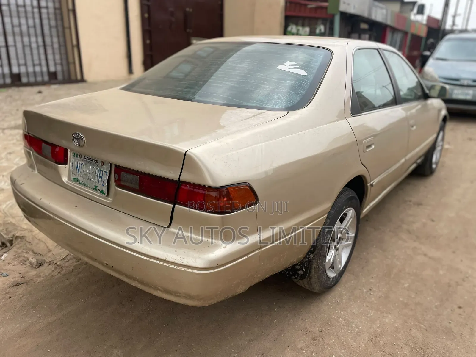 Toyota Camry LE 4dr Sedan (2.2L 4cyl 4A) 2001 Gold