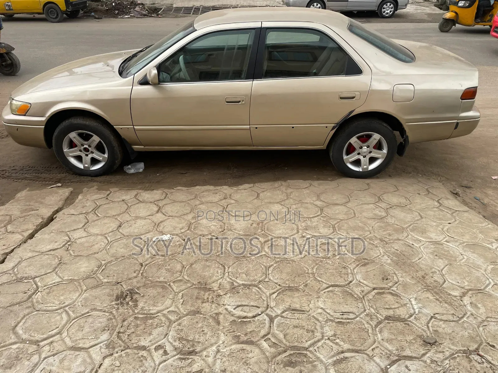 Toyota Camry LE 4dr Sedan (2.2L 4cyl 4A) 2001 Gold